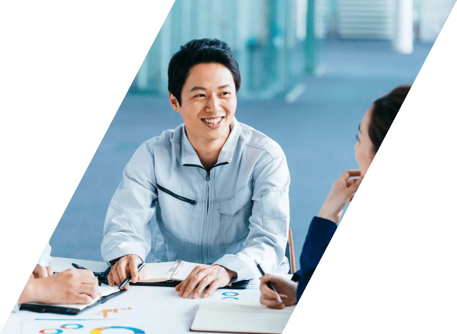 微笑む作業服を着た男性